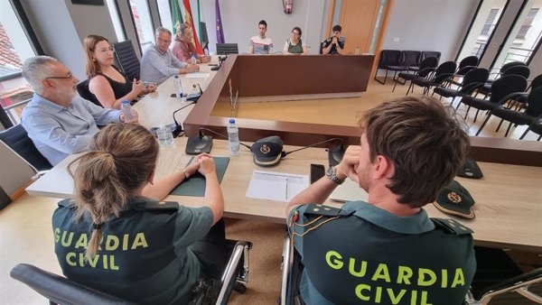 Equipo de la Guardia Civil de Sevilla toma pruebas para conocer el origen del incendio de Olivenza (Badajoz)