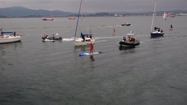 Borja Ortiz completa la travesía solidaria 'Supér@te' tras 13 horas en paddle surf entre Bilbao y Santander