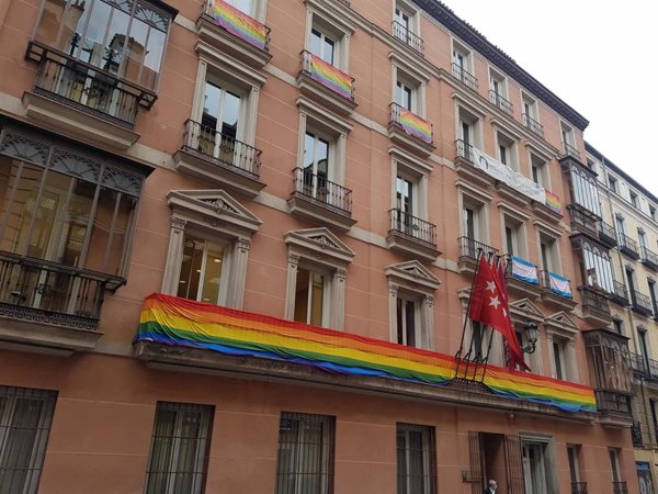 El TSJM anula la sentencia que impedía colgar banderas LGTBI en el Edificio de Grupos Municipales