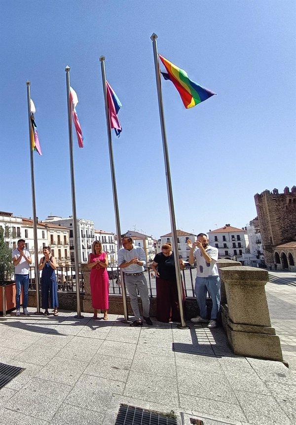 La Fiscalía investigará si la mujer que arrió las banderas LGBTI en Cáceres ha cometido un delito de odio