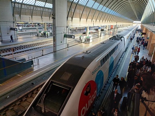 La entrada de Ouigo en Andalucía desploma un 18% los precios del tren y dispara un 23% la demanda, según CNMC