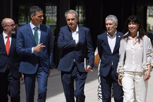 Sánchez invita a personas LGTBI+ que no pueden