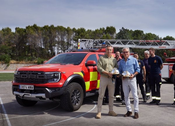 Carlos Sainz revela los secretos del Ford Raptor a los Bomberos de la Comunidad de Madrid