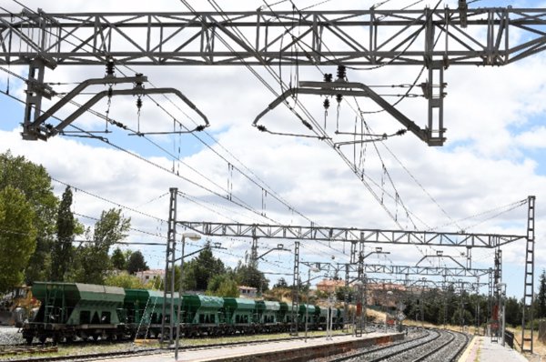 El Gobierno destina 1.334 millones de euros para contratar la energía verde que mueve los trenes