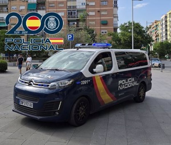 Detenido en Granada acusado de amenazar a su comunidad de vecinos con un martillo y un arma 'taser'
