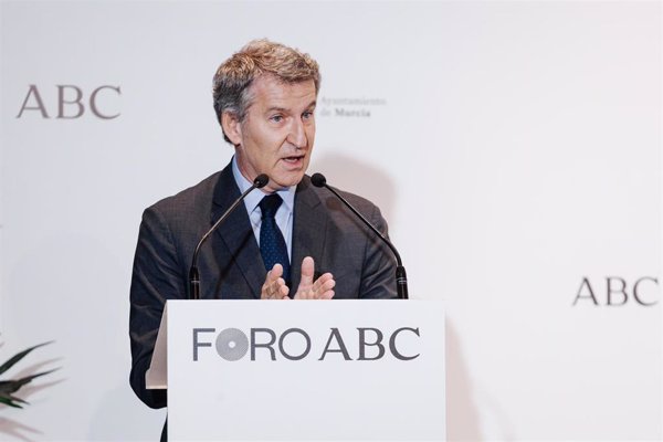 Feijóo dice que Sánchez no debería volver de La Haya como presidente tras el