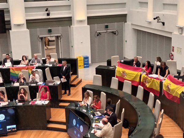 Guerra de banderas en el Pleno de Madrid: Vox contesta con tres enseñas españolas a la arcoíris del PSOE