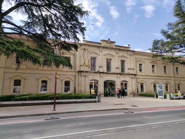 Dos abogados reconocen haber estafado a sus clientes exigiéndoles dinero para 'comprar' al fiscal