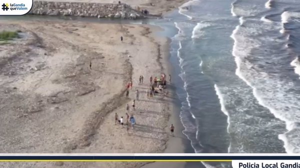 Dos policías de Gandia (Valencia) rescatan a dos bañistas que no podían salir del mar por las corrientes