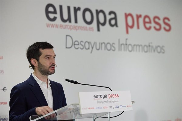 Bustinduy celebra que la Eurocámara insista en el derecho a volar con maleta de mano sin sobrecoste