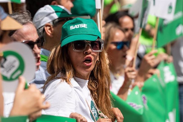 Enfermeras y Fisioterapeutas se concentran este jueves para pedir al Gobierno que acabe con el recorte de pagas extra