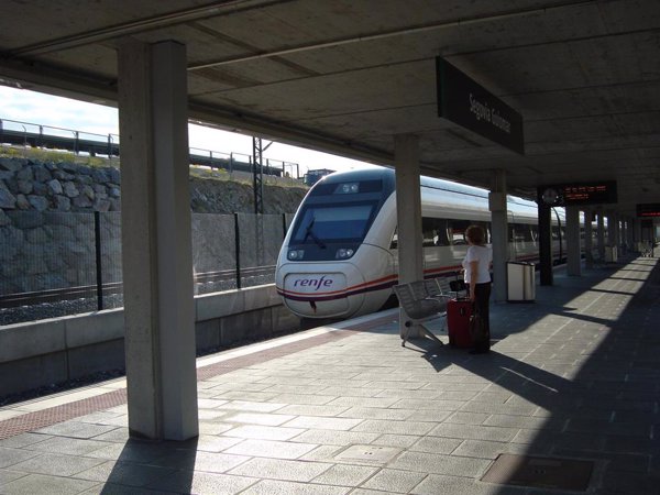 Afectados al menos 8 trenes por el corte de la línea de alta velocidad Madrid-Valladolid por un incendio