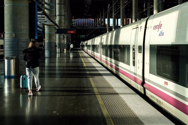 Renfe para la circulación de trenes de alta velocidad entre Madrid, Segovia, Valladolid y Gijón por incendio
