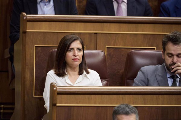 La portavoz de la Ejecutiva del PSOE ocupa el hueco dejado por Santos Cerdán en el hemiciclo del Congreso
