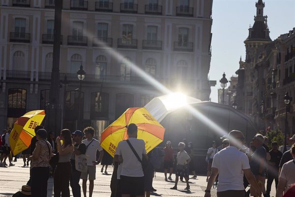 Las temperaturas bajan hoy en casi toda España pero seguirán altas en el tercio este y Baleares, rondando los 40º