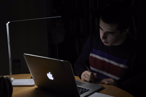 El 91% de los españoles respalda enseñar ciberseguridad, IA o programación en Secundaria, según un estudio