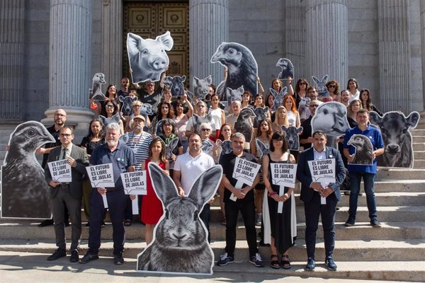 Animalistas se concentran frente al Congreso junto a PSOE, Sumar, Bildu o Podemos por el fin de las jaulas en ganadería