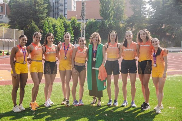 Pilar Alegría felicita a las atletas del 4x400 y 4x100 por sus medallas en los World Relays