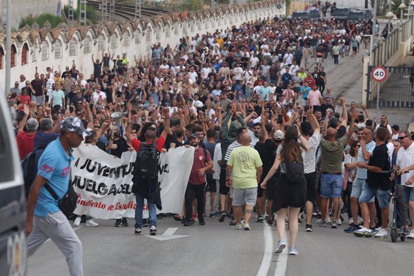 Más de 5.000 personas se manifiestan en Cádiz por un convenio 