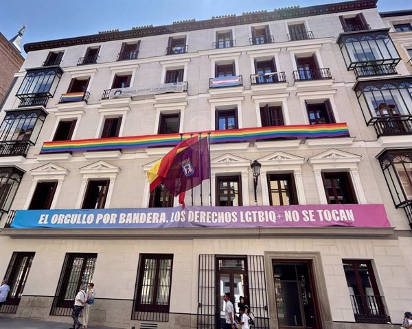 Más Madrid recurrirá la orden de retirar banderas LGTBIQ+ de Edificio de Grupos Municipales y el PSOE rechaza quitarlas