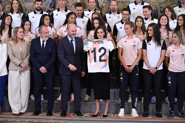 La reina Letizia recibe a la selección española antes de su viaje a Suiza para la Eurocopa