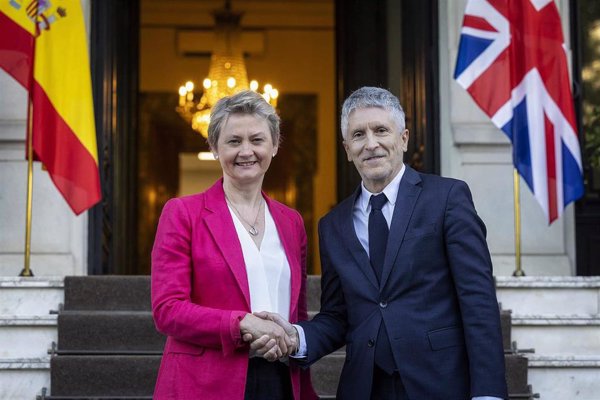 Marlaska apuesta por reforzar la cooperación policial con Reino Unido: 