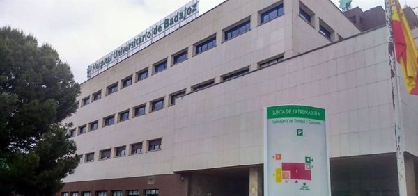 Fallece un hombre de 77 años en una colisión entre un coche y una grúa en la EX-110 cerca de Alburquerque