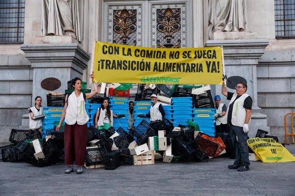 Greenpeace bloquea con 300 cajas de alimentos vacías la puerta principal del Ministerio de Agricultura