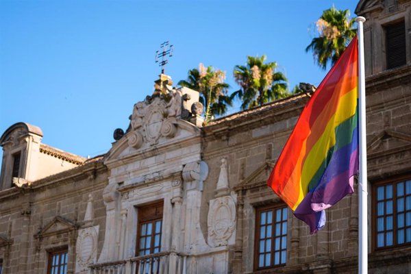 El Parlamento de Andalucía iza la bandera del colectivo Lgtbi en su fachada para conmemorar el Día del Orgullo