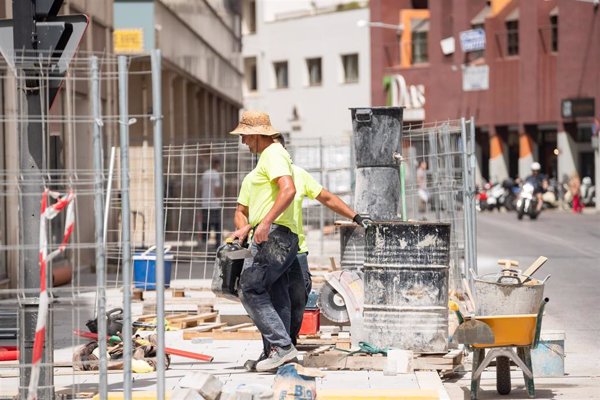 El número de desempleados en la construcción cayó un 7,2% en 2024, pero el 44,4% fueron de larga duración