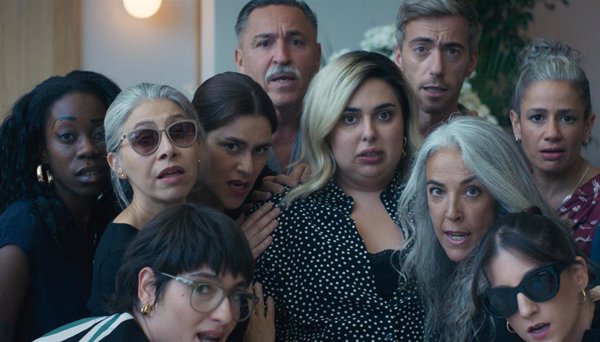 Los personajes LGBTIQA+ alcanzan el 10% en la ficción española y disminuye la representación de la