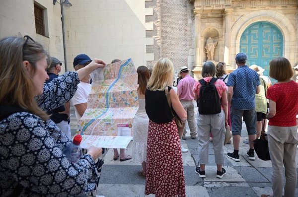 Los españoles gastarán de media 1.339 euros este verano, un 48% más que un año antes, según un estudio