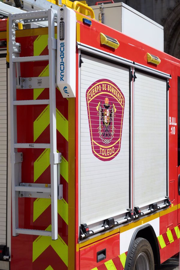 El incendio originado en el Cerro de los Palos (Toledo) por acumulación de basura obliga a cortar la CM-4013