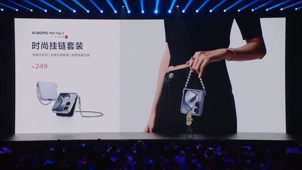Mix Flip 2 se convierte en un bolsito o una cámara instantánea con los nuevos accesorios que ha presentado Xiaomi