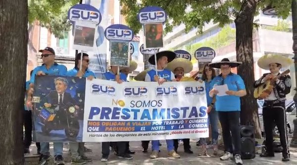 El SUP protesta con mariachis frente a Interior para que se actualicen las dietas de policías: 