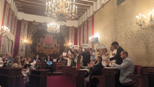 PP y Vox se alinean para pedir al Gobierno valenciano eliminar Alicante como zona de predominio lingüístico valenciano