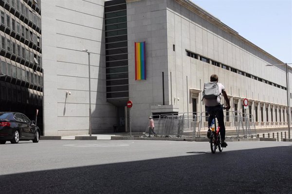 El Congreso despliega la bandera arcoíris en su fachada con motivo de la semana del Orgullo LGTBIQ+