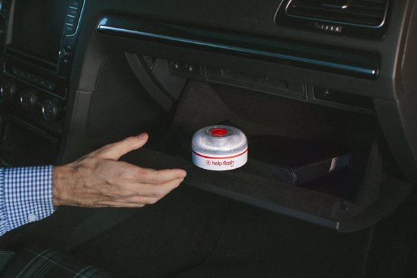 Netun Solutions crea una nueva luz V-16 más potente y conectada a la DGT para suplir a los triángulos