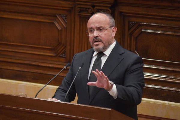 Líder del PP catalán pide en el congreso del partido vetar pactos con los que busquen subvertir el orden constitucional
