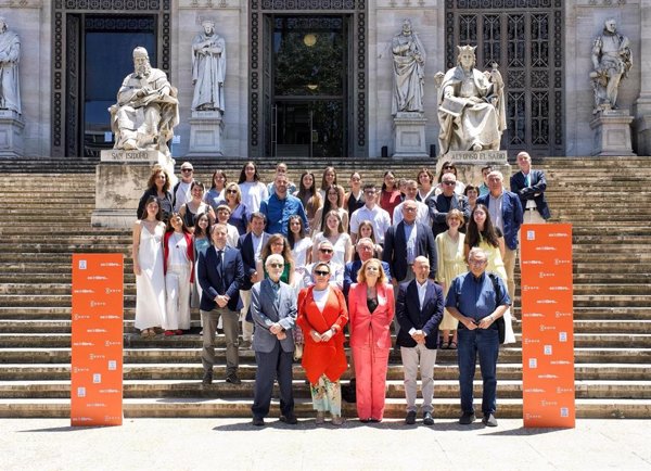 Un total de 21 jóvenes de Murcia, Valencia, Galicia y Cantabria, ganadores de la XIX edición de 'Es de libro'