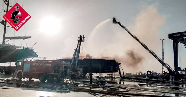 El incendio del catamarán en el Puerto de Dénia (Alicante) continúa activo pero con evolución favorable