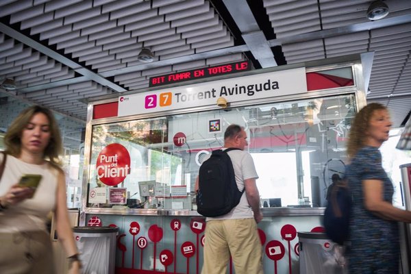 Muchas ganas, emoción y expectación en la vuelta del metro a la zona cero de la dana: