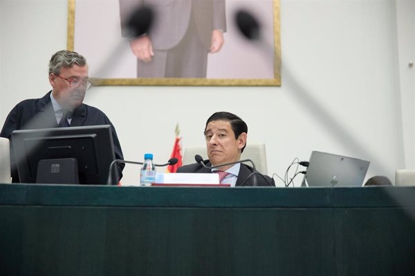 Ortega (Vox) irá a tribunales por las banderas LGTBI en el edificio de los grupos municipales de Madrid