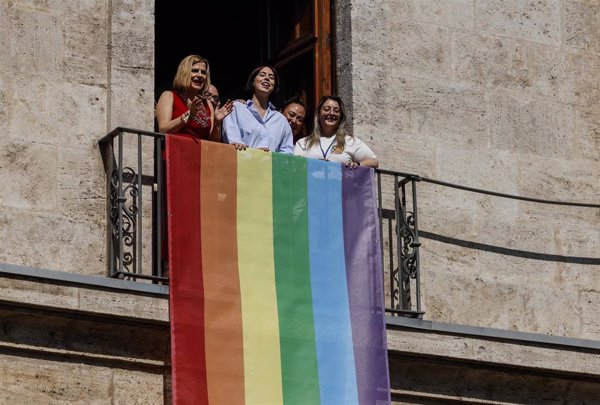 Delegación del Gobierno en la C.Valenciana despliega una bandera LGTBI para