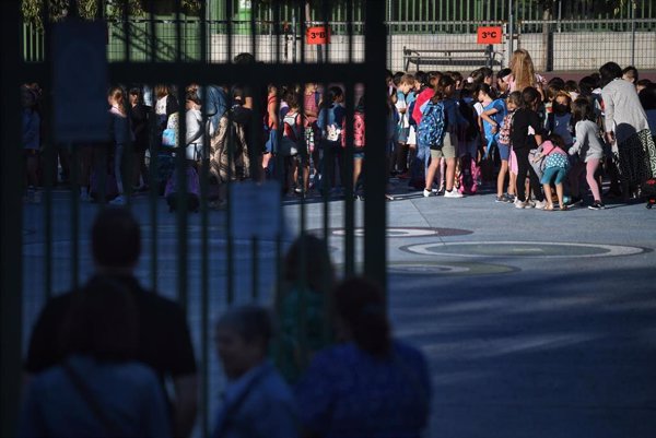 El alumnado de enseñanzas no universitarias desciende en más de 14.700 y el extranjero aumenta en más de 48.700 alumnos