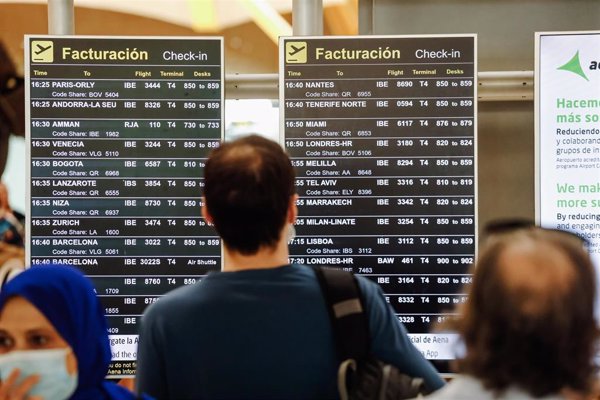 Los aeropuertos de Aena tienen previstos 27.984 este fin de semana, primera operación salida del verano