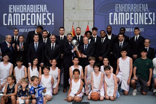 Comunidad de Madrid y Ayuntamiento reciben y felicitan al Real Madrid por la conquista de la Liga Endesa