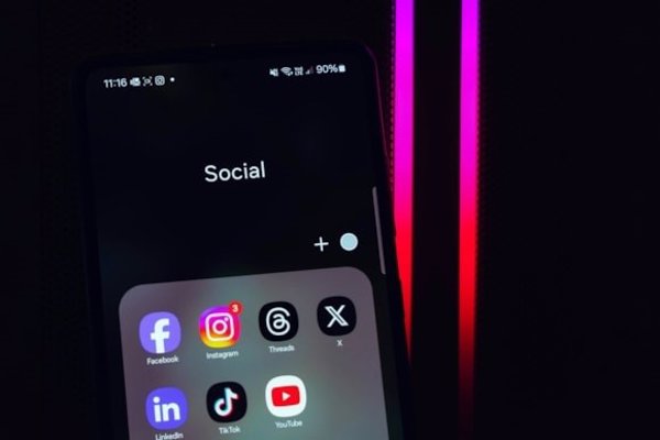 X pierde un 36 por ciento de usuarios en España, mientras que Facebook e Instagram se consolidan como las preferidas