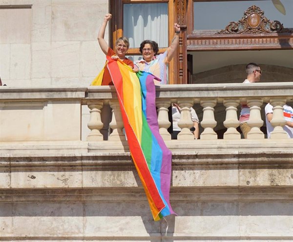 Compromís despliega la bandera LGTBIQ+ desde el balcón de Ayuntamiento Valencia 