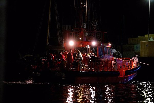 Rescatan en aguas próximas a Fuerteventura a dos pateras con 75 personas migrantes a bordo